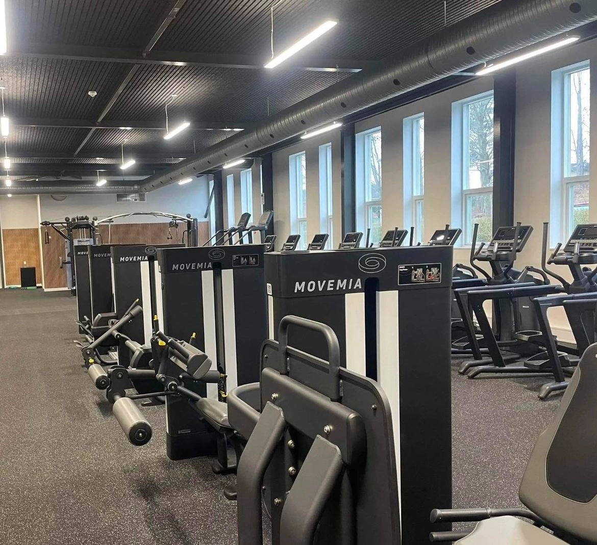 Stort fitnesslokale med træningsmaskiner for enhver smag 