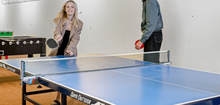 billede af to mennesker der spiller bordtennis